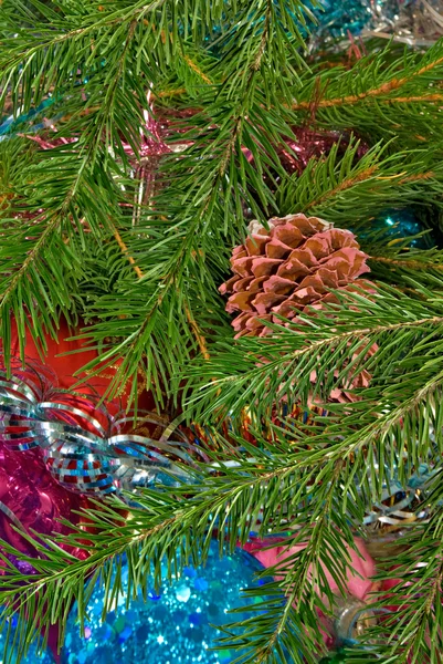 Imagem de muitas decorações de Natal na árvore de Natal closeup — Fotografia de Stock