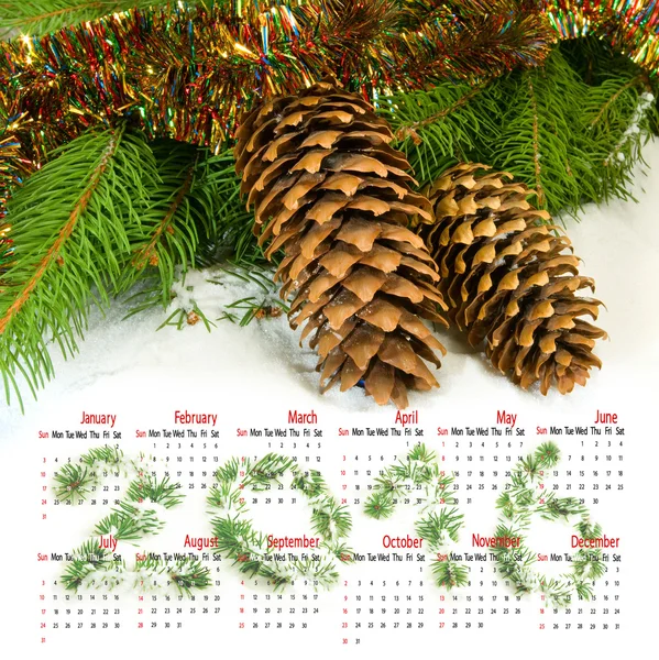 2016 kalendář. Obrázek vánoční šišky v detailním sníh — Stock fotografie