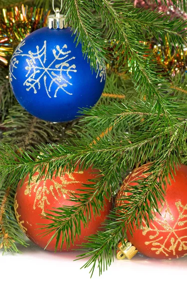 Image de belles décorations de Noël sur fond d'arbre de Noël gros plan — Photo