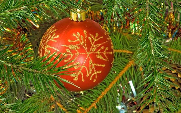 Hermosas decoraciones de Navidad en el fondo del árbol de Navidad de cerca — Foto de Stock