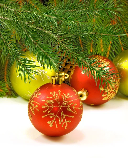 Imagen de las decoraciones de Navidad en el fondo del árbol de Navidad de cerca — Foto de Stock