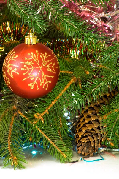 Imagen de las decoraciones de Navidad en el fondo del árbol de Navidad primer plano —  Fotos de Stock