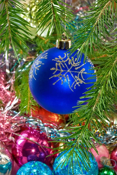 Blaue Weihnachtskugel am Weihnachtsbaum — Stockfoto