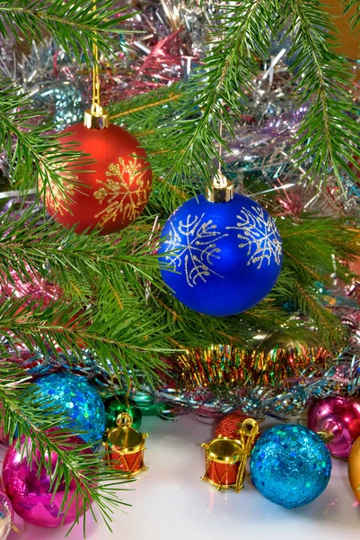 Muchas bolas de Navidad en el árbol de Navidad — Foto de Stock