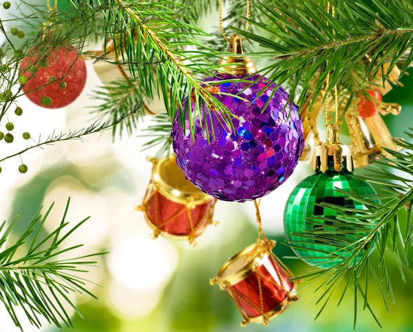 Decoraciones de Navidad en el árbol de Navidad — Foto de Stock