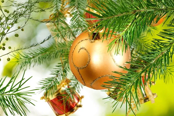 Weihnachtsschmuck am Weihnachtsbaum auf grünem Hintergrund Nahaufnahme — Stockfoto