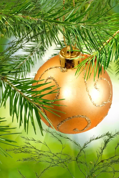 Kerstversiering op de kerstboom close-up — Stockfoto