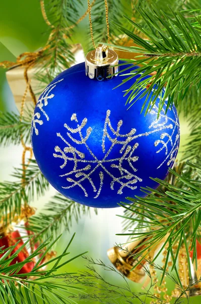 Adornos de Navidad en el árbol de Navidad sobre fondo verde primer plano — Foto de Stock
