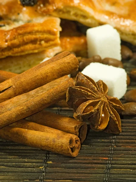 Bilden av cookies, anis stjärnor, socker, kaffebönor närbild — Stockfoto