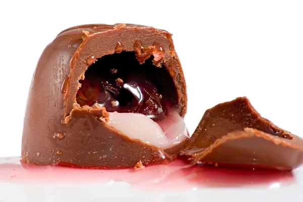 Изолированное изображение вкусного шоколада с вишней крупным планом — стоковое фото