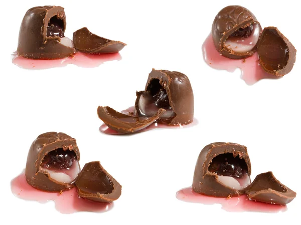 さくらんぼのクローズ アップと美味しいチョコレートの多くの隔離されたイメージ — ストック写真