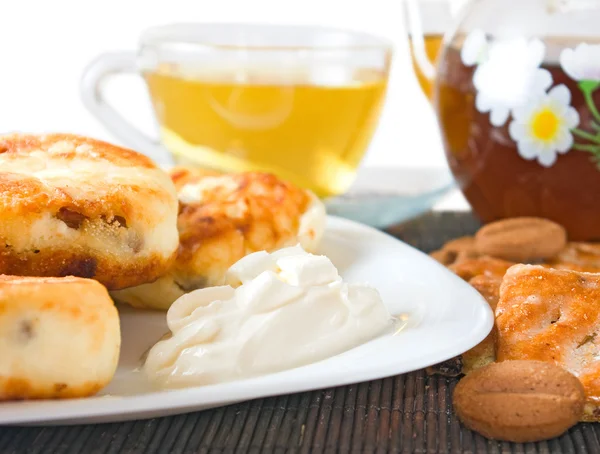 Imagen de una taza de té, tartas de queso y galletas de cerca —  Fotos de Stock