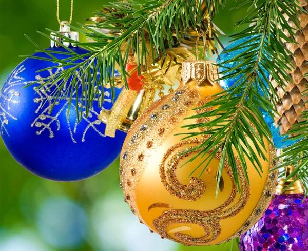 Decorações de Natal na árvore de Natal close-up — Fotografia de Stock