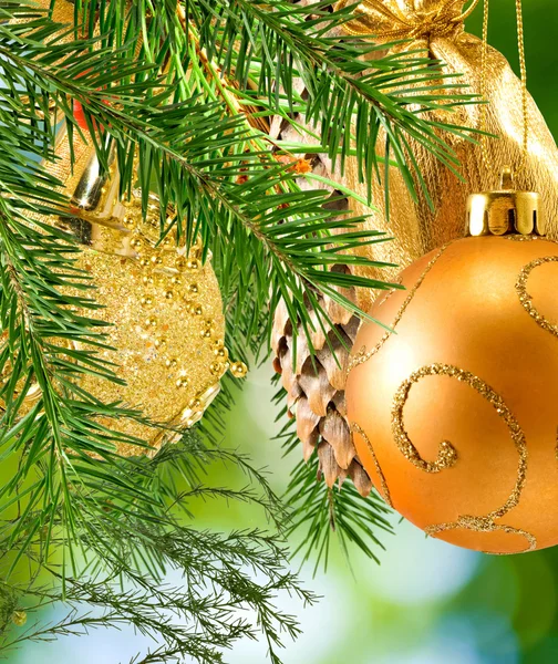 Bolas de Navidad en el árbol de Navidad — Foto de Stock