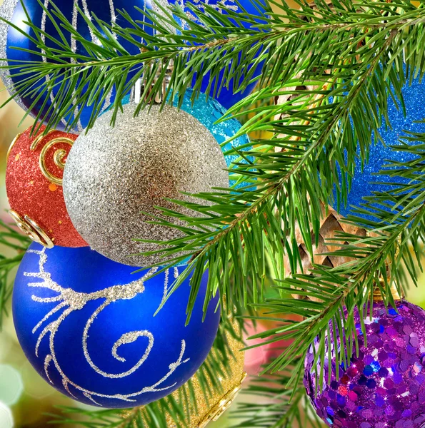 クリスマス ツリーのクローズ アップのクリスマス ボール — ストック写真