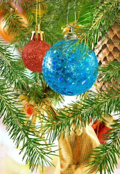 Bolas de Navidad en el árbol de Navidad — Foto de Stock