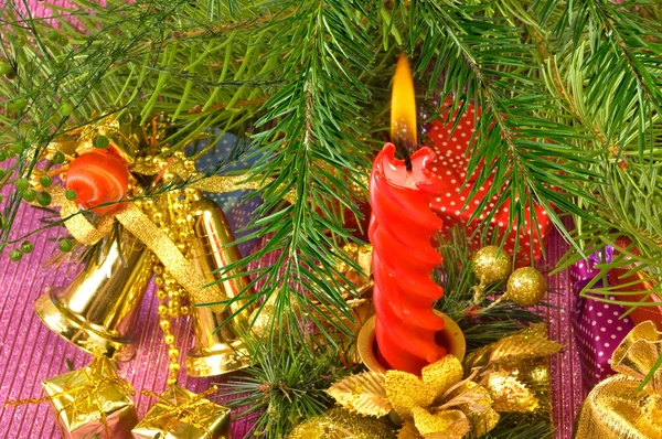 Imagem de velas e decorações de Natal diferentes close-up — Fotografia de Stock