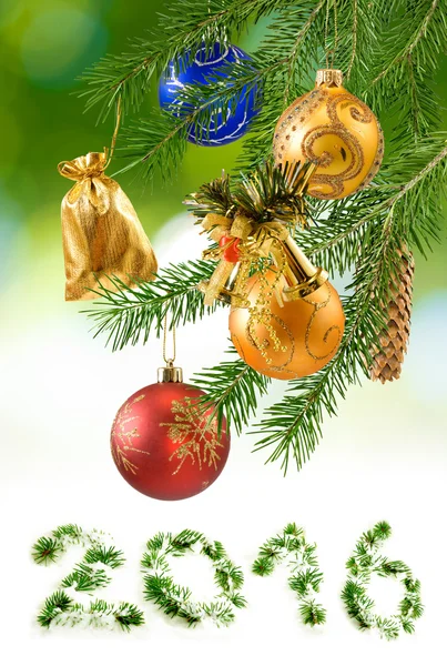 Изображение много рождественских украшений на зеленом фоне крупным планом — стоковое фото