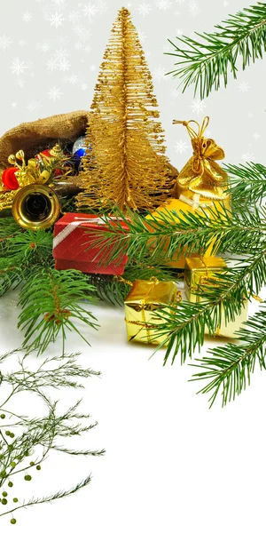 Imagen aislada de diferentes decoraciones navideñas sobre un fondo blanco — Foto de Stock