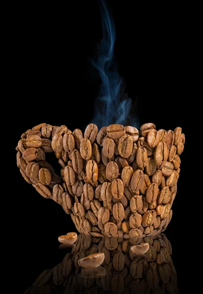 Immagine di una tazza decorata con chicchi di caffè su sfondo nero — Foto Stock