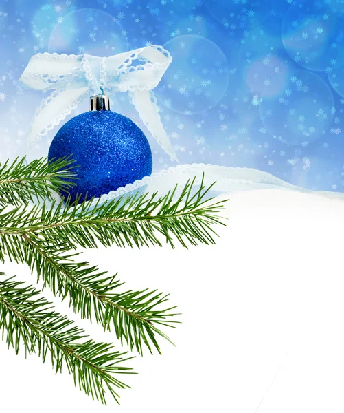 Изображение синего рождественского шара на синем фоне крупным планом — стоковое фото