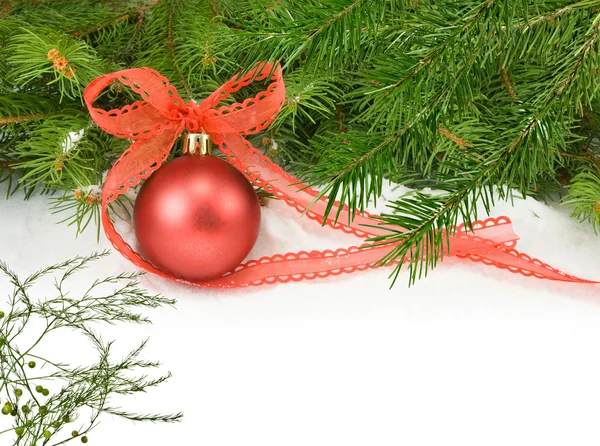 Изображение рождественского мяча на еловом фоне — стоковое фото