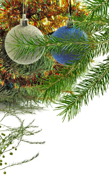 Krásné vánoční koule na vánoční stromeček closeup — Stock fotografie