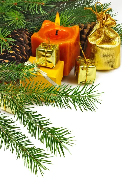 Bild einer brennenden Kerze auf dem Hintergrund des Weihnachtsbaums — Stockfoto
