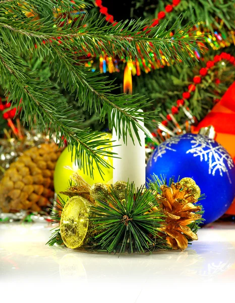 Imagen de una vela encendida en el primer plano del árbol de Navidad — Foto de Stock