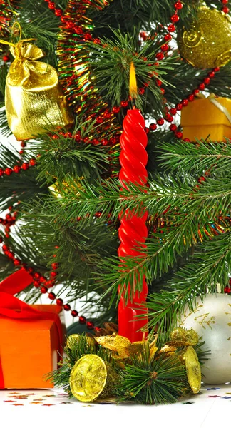 クリスマス ツリーの背景色のキャンドルを燃焼のイメージ — ストック写真