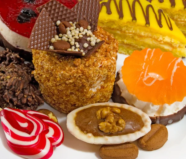 Изолированное изображение различных вкусных тортов крупным планом — стоковое фото