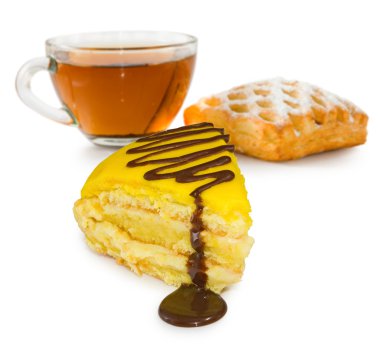 Bir fincan çay ve bir beyaz arka plan yakın çekim çerezleri izole görüntü