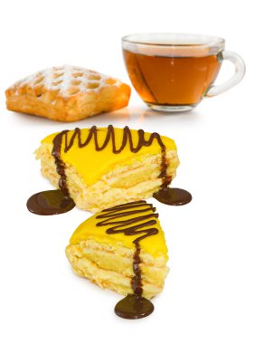 Bir fincan çay ve bir beyaz arka plan closeup çerezleri izole görüntü