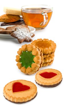  fincan çay ve bir beyaz arka plan yakın çekim çerezleri