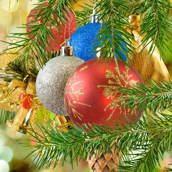 Decoraciones de Navidad en el árbol de Navidad —  Fotos de Stock