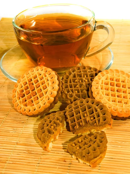 Image of a cup of tea and cookies on the saucer closeup — Stock Photo, Image