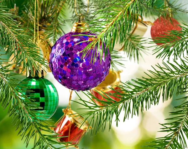 Imagem de belas bolas de Natal na árvore de Natal closeup — Fotografia de Stock