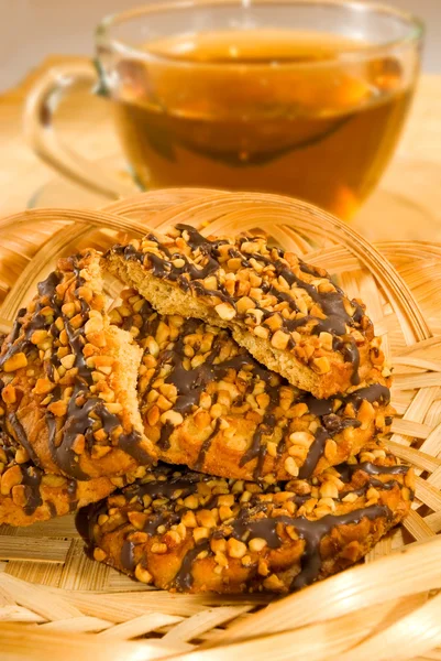 Kopje thee en koekjes op de schotel close-up — Stockfoto