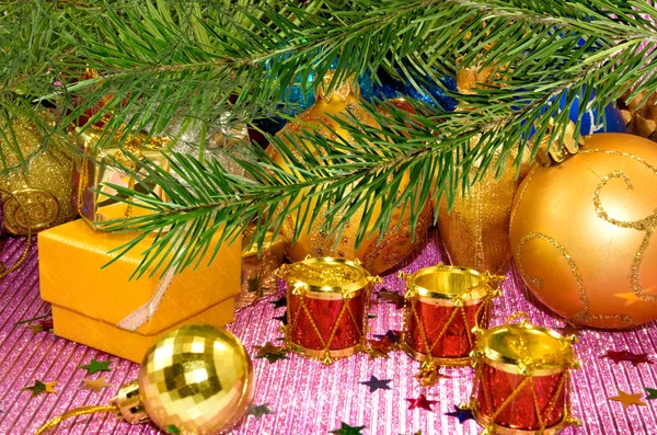 Weihnachtskugeln am Weihnachtsbaum — Stockfoto