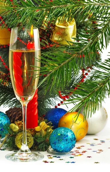 Weihnachtsbaum, Kerze und ein Glas Champagner — Stockfoto