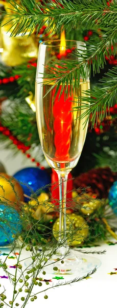 Image de verres à champagne sur fond de décorations de Noël — Photo