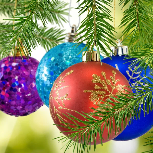 Adornos de Navidad en el primer plano del árbol de Navidad — Foto de Stock