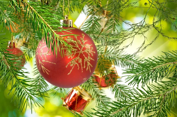 Afbeelding van kerstballen op de kerstboom — Stockfoto