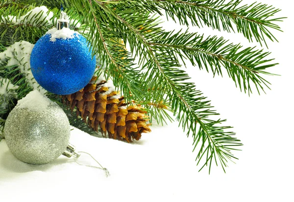 Imagem de um bolas de Natal em um fundo branco closeup — Fotografia de Stock