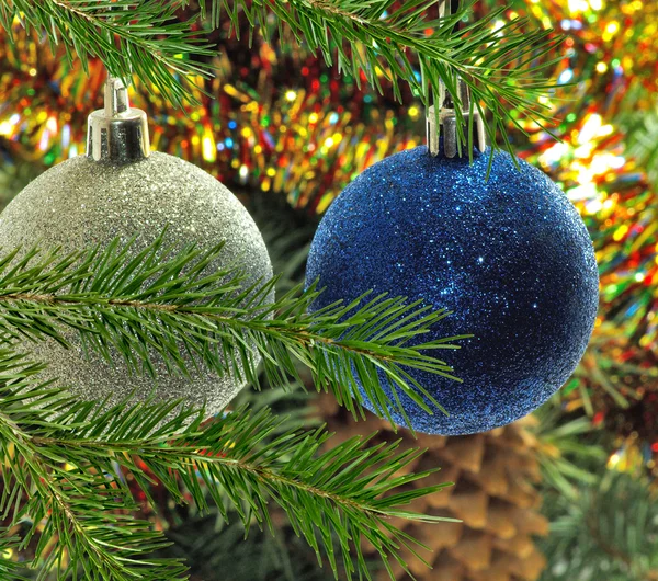 Imagen de hermosas decoraciones de Navidad en el árbol de Navidad — Foto de Stock