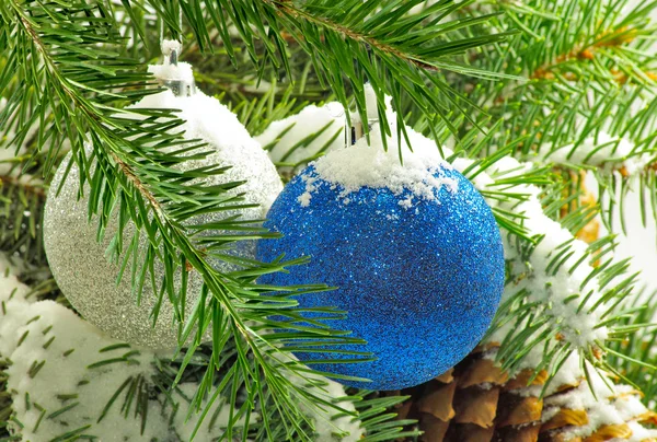 Decorações de Natal na árvore de Natal closeup — Fotografia de Stock