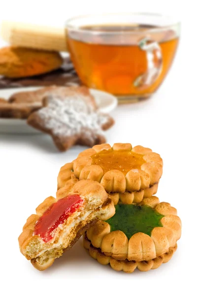 Geïsoleerde beeld van een kopje thee en koekjes op een witte achtergrond close-up — Stockfoto