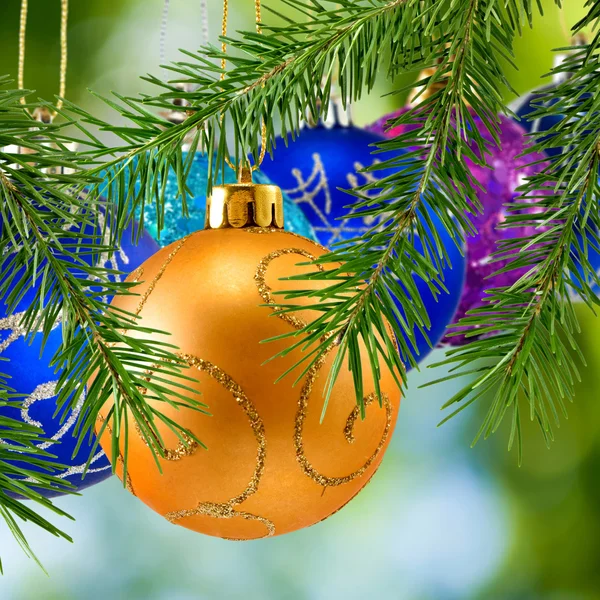 Decorações de Natal na árvore de Natal — Fotografia de Stock