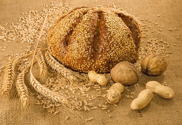 Brood, noten en tarwe — Stockfoto