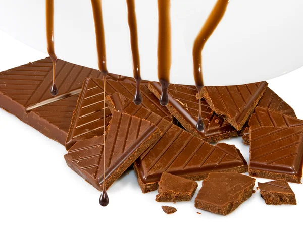 Капающий жидкий шоколад на шоколад — стоковое фото